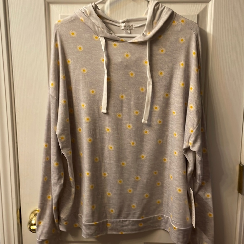 NWTs sz 2x super soft!!! Daisys on Gray Hoodie